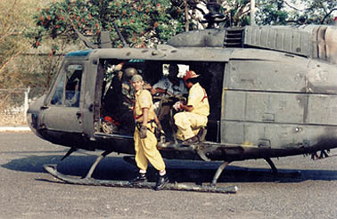 Personal de los Comandos junto a un helicóptero.