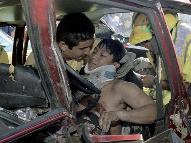 Geovani Ernesto PÃ©rez, de 18 aÃ±os, es rescatado por socorristas de Comandos de Salvamento y Bomberos despuÃ©s de haber chocado su automotor placas P-95990 con otro vehÃ­culo, a la altura del kilÃ³metro 17Â½ y de la carretera al puerto de La Libertad.