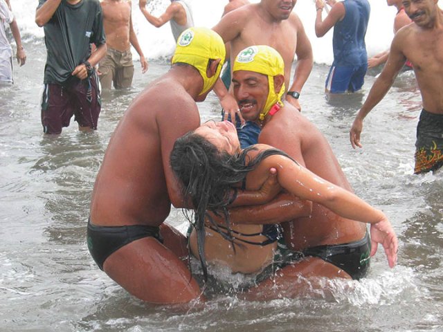 Guardavida de Comandos de Salvamento rescatan a Gloria Maribel Guevara, de 22 aÃ±os, quien estuvo a punto de morir ahogada el 26 de marzo del 2005, en la Playa El Majahual.