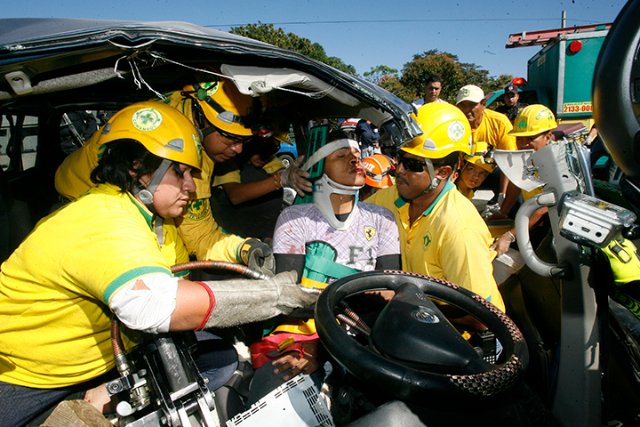 En el Km 14.5  de la carretera de Oro Juridiccion de Ciudad Delgado  ocurrio un percanse automovilisto un Microbus P185-405 se conducia a exesiva velocidad  y se precipito chocando con las bardas de seguridad volcando, dos perseonas se conducian en el automotor Marvin Saul Cabrera de 26 aÃ±os era el conductor y Ines Cabrera de 40 las dos personas resultaron heridas de gravedad comandos de salvamento las traslado al Hospital Molina . FOTO- JOSUE GUEVARA