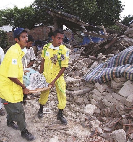 San Juan Tepezontes departamento de la paz.Socorristas trasladan cadaver de una mujer despues de ser rescatada entre los escombros luego del sismo de 6.1 gardos que se registro en todo el pasi.
(FOTO LPG/MILTON FLORES)