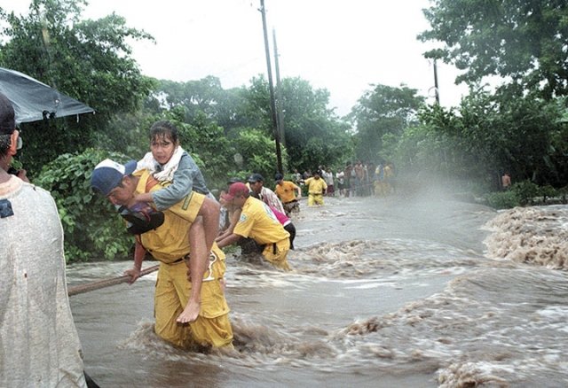 LLUVIAS PROVOCADAS POR HURACAN MITCH EN SAN VICENTE.
FOTO FELIPE AYALA