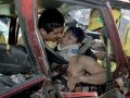 Geovani Ernesto PÃ©rez, de 18 aÃ±os, es rescatado por socorristas de Comandos de Salvamento y Bomberos despuÃ©s de haber chocado su automotor placas P-95990 con otro vehÃ­culo, a la altura del kilÃ³metro 17Â½ y de la carretera al puerto de La Libertad.