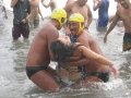Guardavida de Comandos de Salvamento rescatan a Gloria Maribel Guevara, de 22 aÃ±os, quien estuvo a punto de morir ahogada el 26 de marzo del 2005, en la Playa El Majahual.