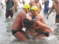 Guardavida de Comandos de Salvamento rescatan a Gloria Maribel Guevara, de 22 aÃ±os, quien estuvo a punto de morir ahogada el 26 de marzo del 2005, en la Playa El Majahual.