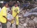 San Juan Tepezontes departamento de la paz.Socorristas trasladan cadaver de una mujer despues de ser rescatada entre los escombros luego del sismo de 6.1 gardos que se registro en todo el pasi.
(FOTO LPG/MILTON FLORES)