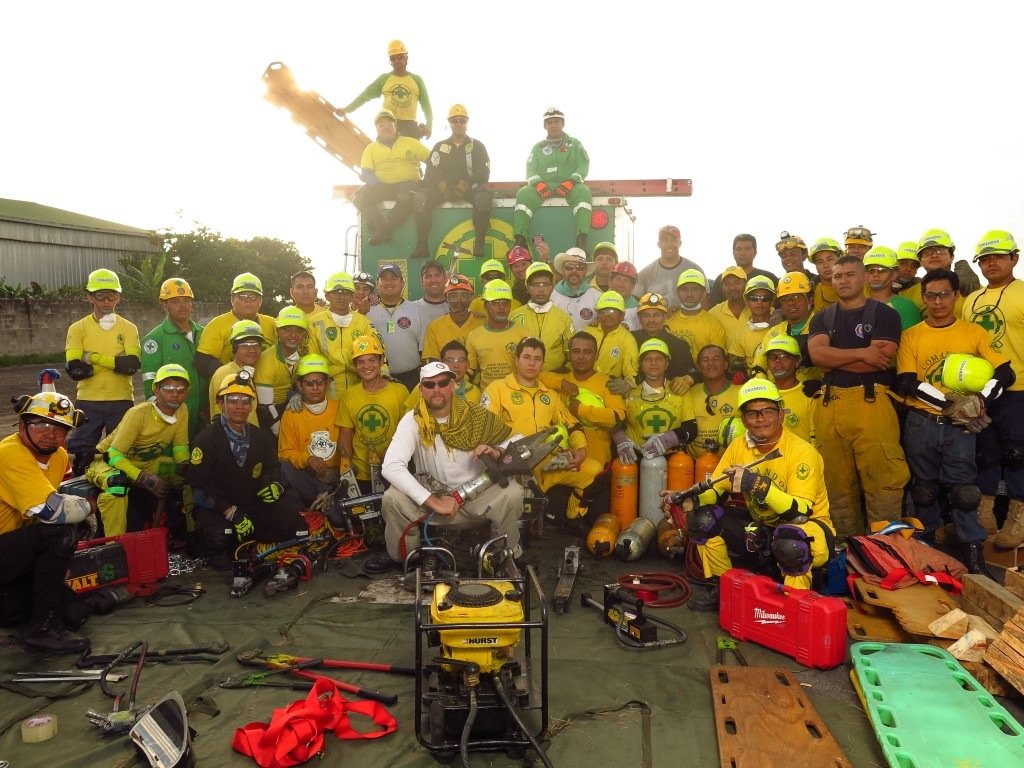Primer Curso Nacional de Rescate Vehicular, 2013, Base Aérea de Ilopango. Patrocinado por GlassWing International, Salvamed y PXTEAM.