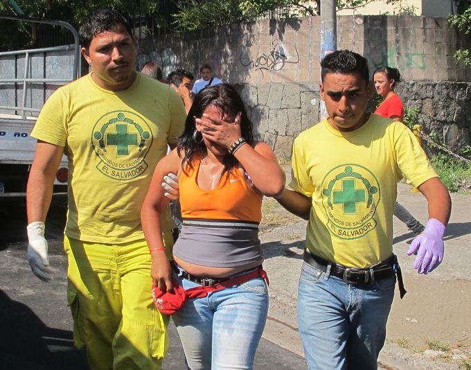 Llamado de Comandos a Dejarlos Asistir a las Victimas