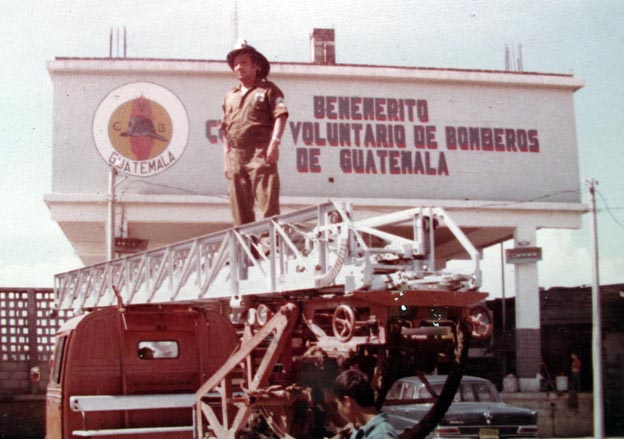 Édgar avec les pompiers du Guatemala, selon l’identification des archives.