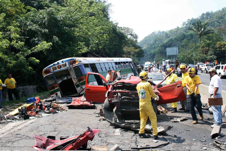 Rescatan a Victimas de Accidente