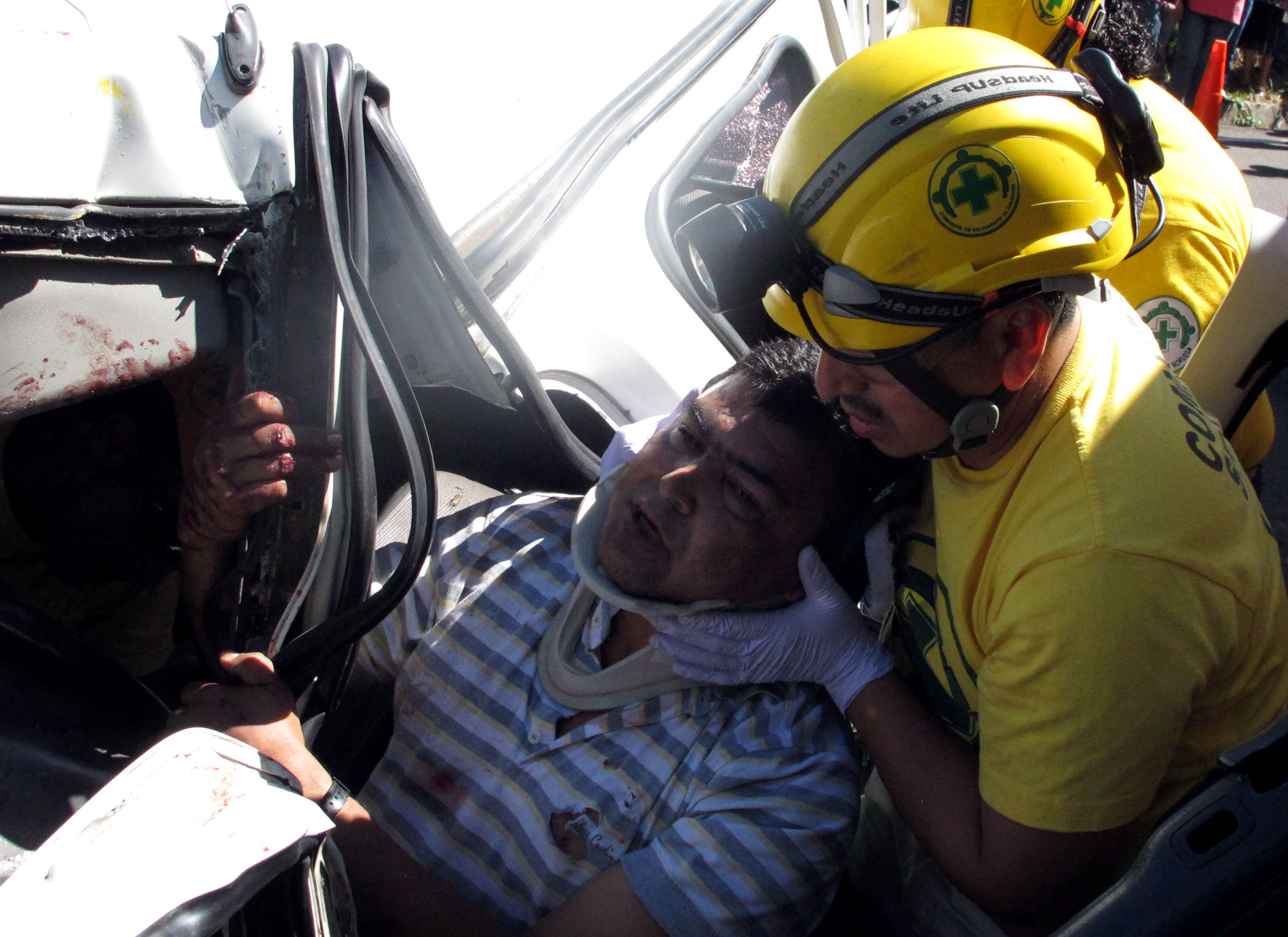 Rescatan Atrapado en Pickup