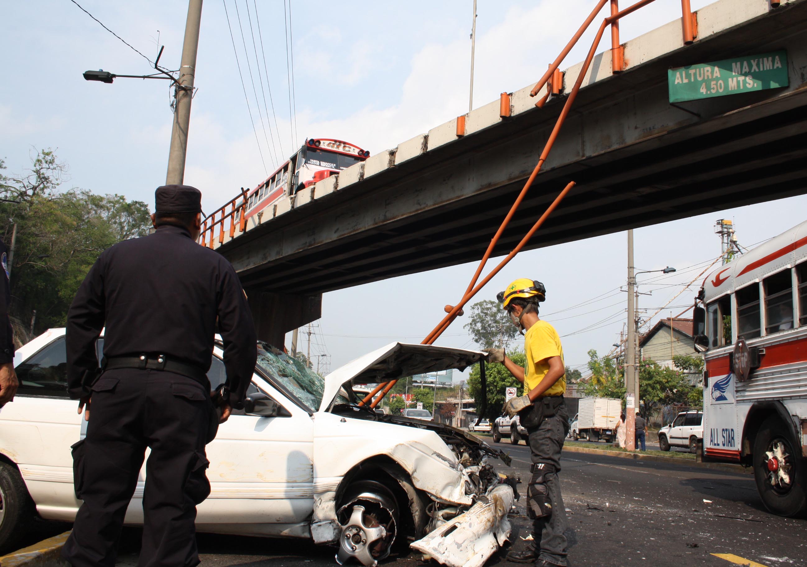 Auto Cae de Paso a Desnivel