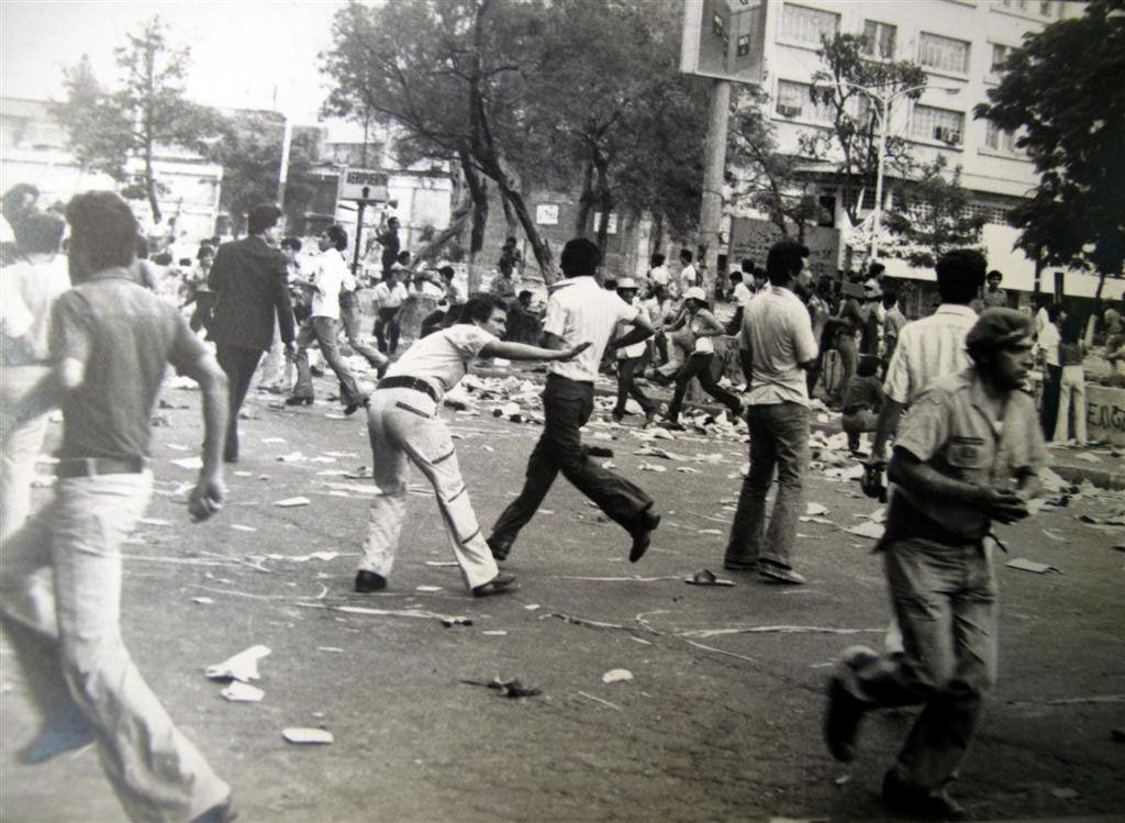 30 mars 1980 · Les Comandos portent secours devant la cathédrale métropolitaine pendant les tirs. Photo : Francisco Campos · Tous droits réservés.