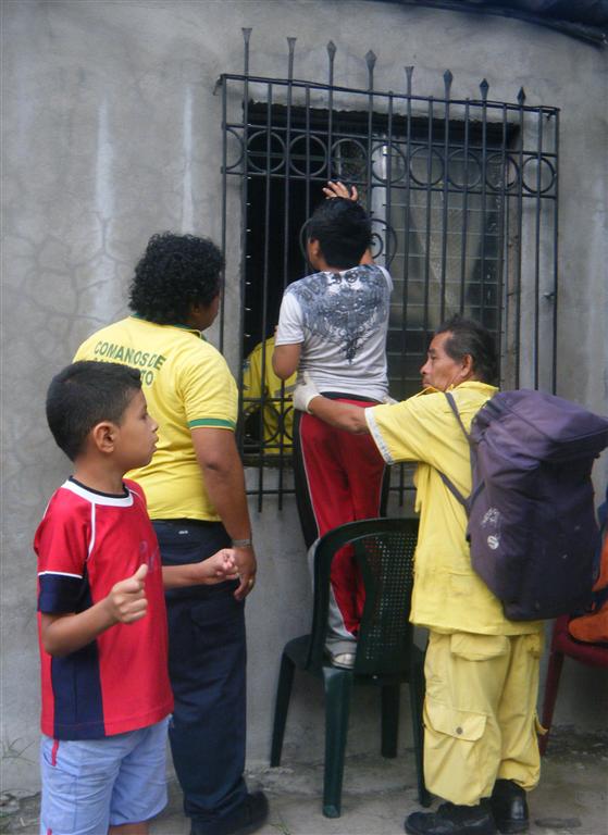 Rescatan a Niño Atrapado en Balcón