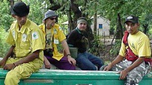 Seco, Mark Hoffman, Rodríguez et Navas dans le Bajo Lempa pendant la saison des inondations de 1999.
