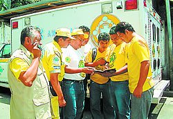 Sin tregua. Eduardo Mayén, izquierda, se reúne con sus compañeros en la base de Comandos de Salvamento para acudir a brindar auxilio todo el día. Foto: EDH