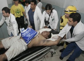 Comandos y Doctores atendiendo a las victimas.