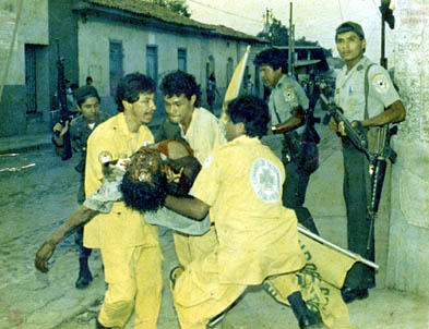 Jhonny en frente, con otros dos Comandos auxiliando un vigilante durante la Guerra Civil en Quezaltepeque