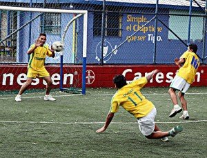 サッカー：スペイン人対グアナコス