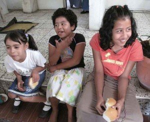 Niños en Ilopango reciben Pan donado.