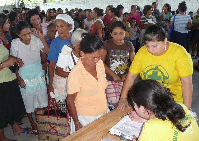 Repartando Viveres en Colima, Suchitoto