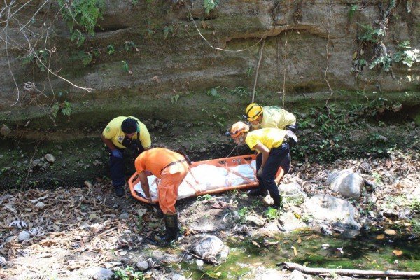Edgar Jhonny Ramos y Oreos Comandos recuperando el cadaver.