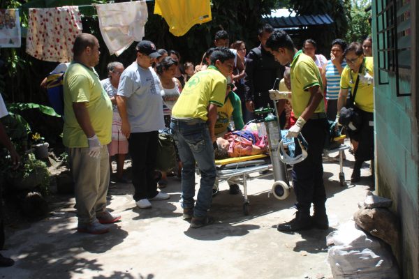 Comando EMS aseguran el bienestar del paciente.