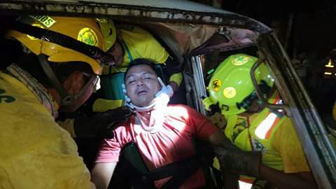 COMANDOS RESCATA A CONDUCTOR ATRAPADO EN CHOQUE