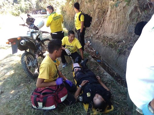 救援団体Comandos de Salvamento、負傷した警察官を救助