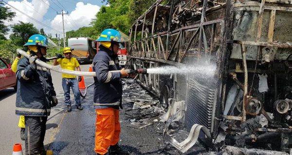 MUJER RESULTA CON PROBLEMAS RESPIRATORIOS EN INCENDIO DE BUS