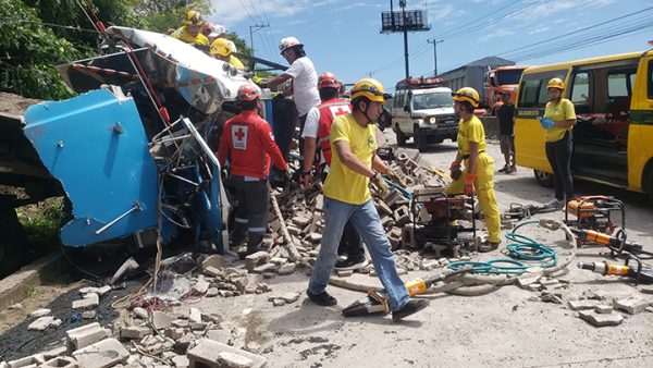 DOS MUERTO Y DOS LESIONADOS EN CHOQUE DE CAMIONES