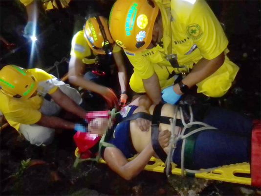 MUJERES CAEN A BARRANCA CUANDO BUSCABAN BAÑO