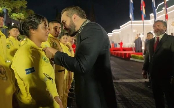 PRESIDENTE BUKELE CONDECORA A RESCATISTAS DE COMANDOS