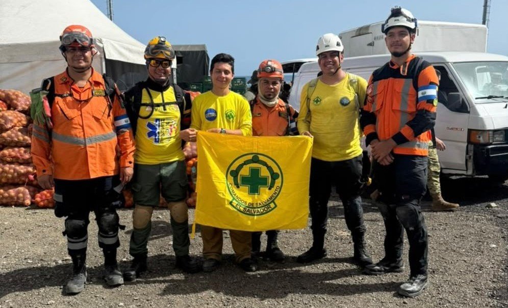 Secouristes pendant la mission humanitaire au Venezuela, en 2026.