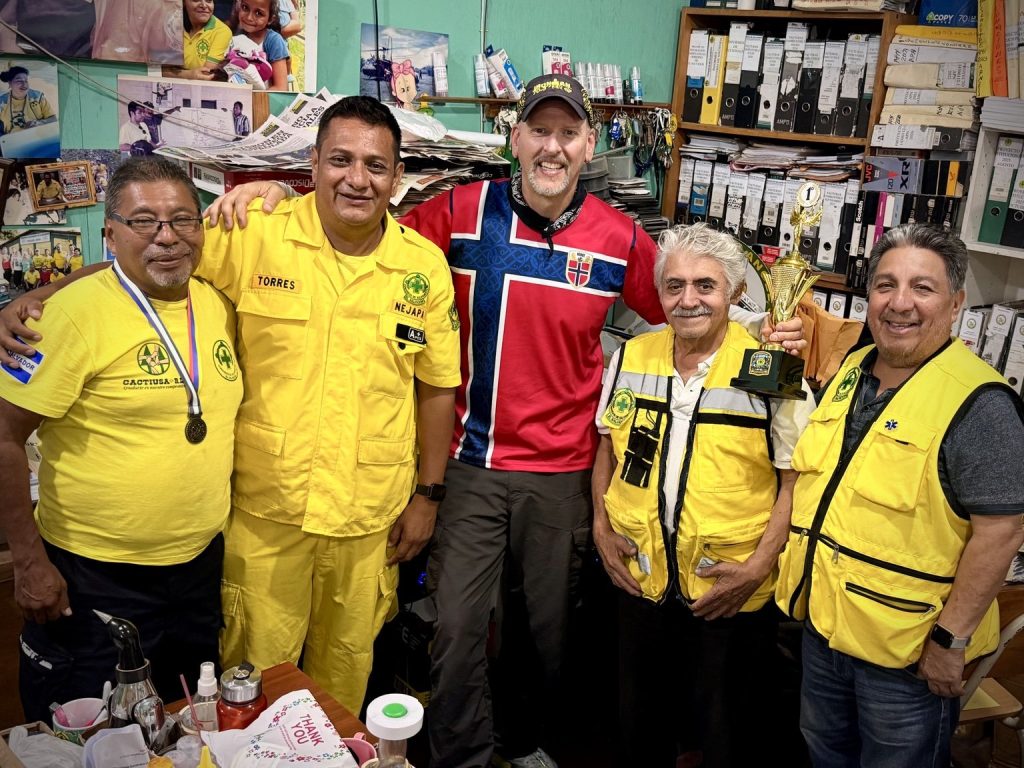 De izquierda a derecha: el director ejecutivo Roberto Cruz; el delegado de Nejapa, Saúl Torres; Mark Hoffman, de Salvamed; el encargado de comunicaciones Carlos Listo; y el tesorero Efraim Solís.