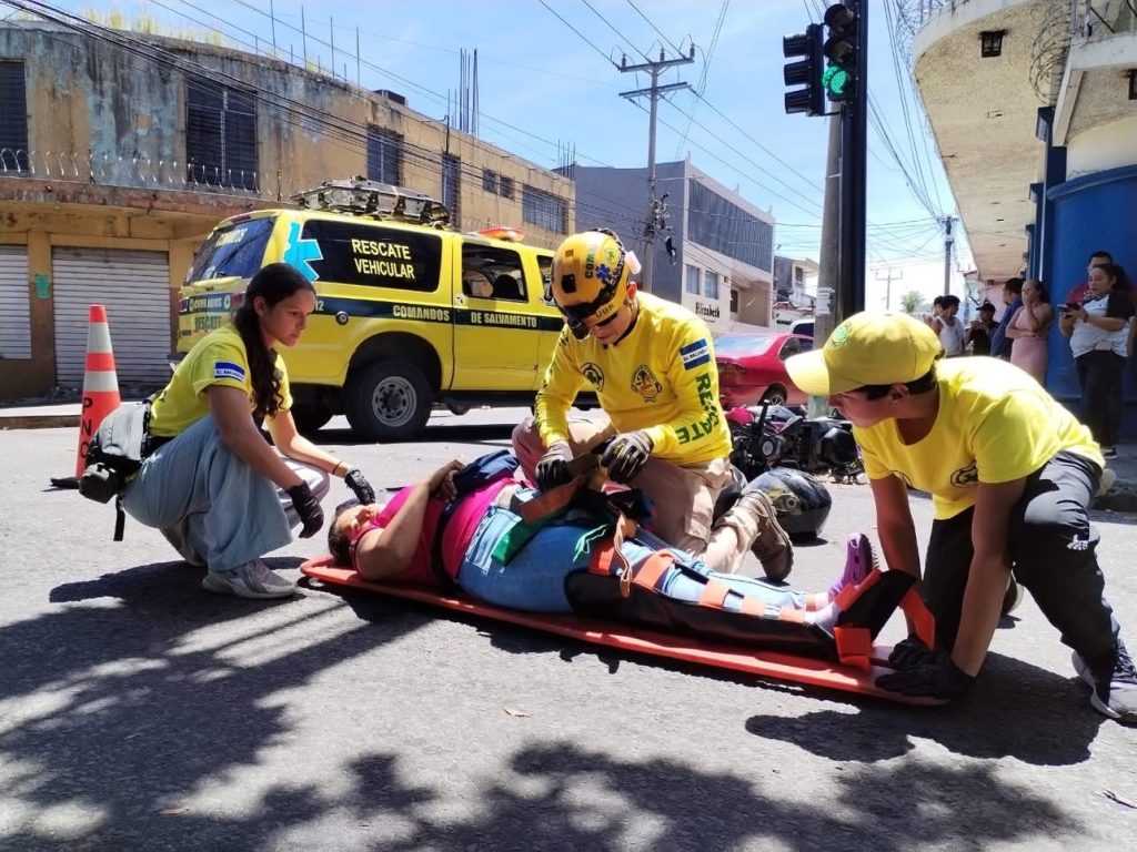 Des Comandos stabilisent une personne sur un plan dur dans une rue.