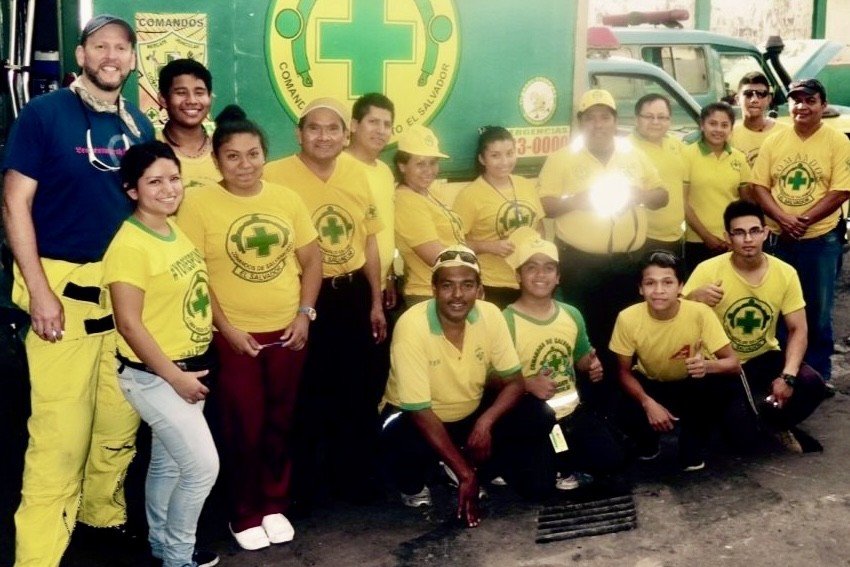 Mark Hoffman avec des membres de Comandos de Salvamento. Il collabore avec les Comandos depuis 1996.