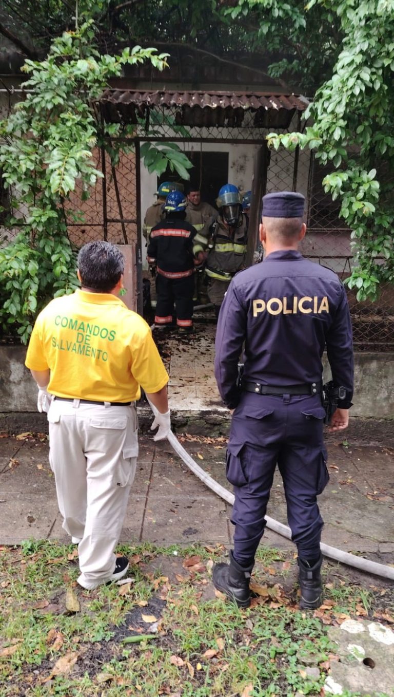 La mujer de la tercera edad identificada como Silvia Pineda, de 70 años, murió en el incendio.